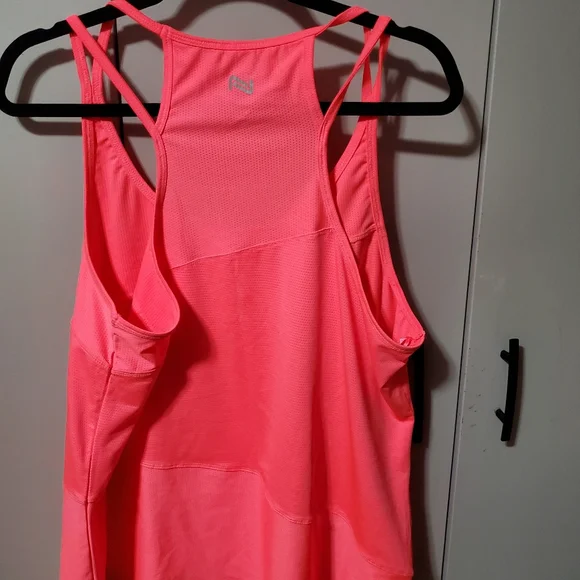 Workout top - Picture 2 of 3